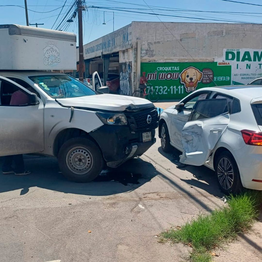 El conductor de una camioneta repartidora de dulces chocó al vehículo donde viajaba una bebé en Torreón